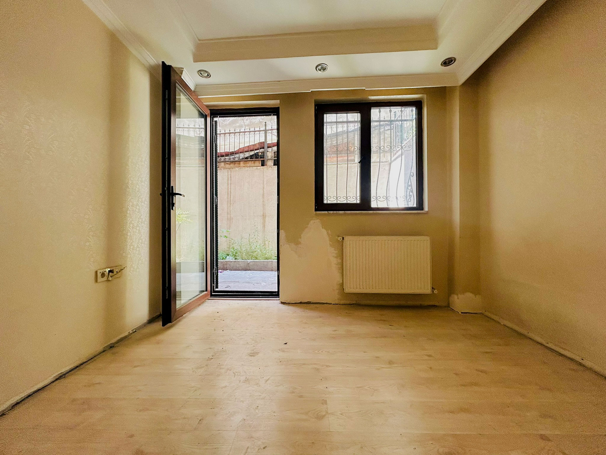 Bahçelievler Kocasinan Gazi Caddesinde 1+1 53m² Bahçe katı